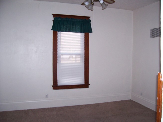 Building Photo - 501 N Hesperia St
