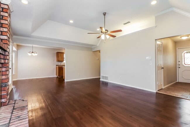 Foto del edificio - 819 Crystal Creek Ln