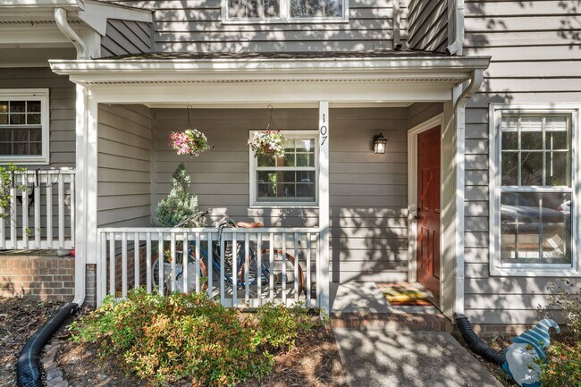 Foto del edificio - Charming 2-Bedroom, 2.5 Bath Townhome in Woodcroft Available July 1st!
