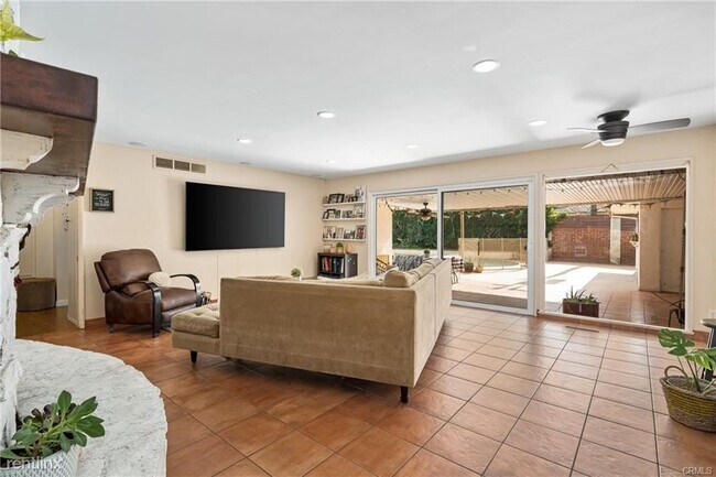 Building Photo - 3 br, 1.5 bath House - 626 N Pioneer Dr