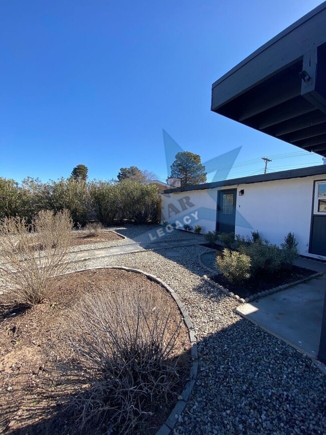 Building Photo - Fully Remodeled 3 bd home