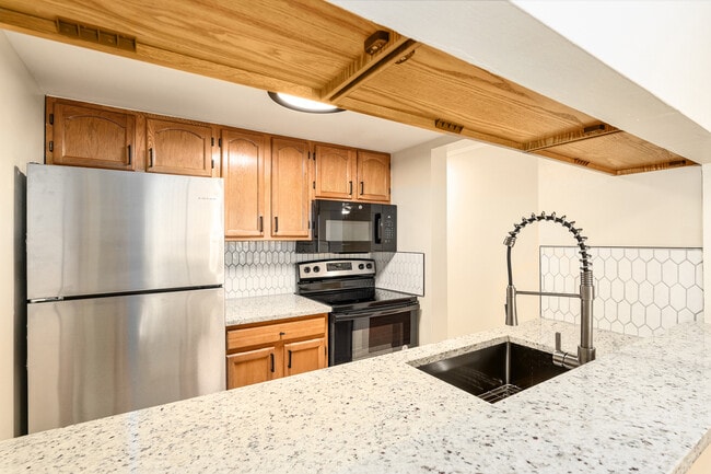 Ejemplo de cocina - Village Square Apartments