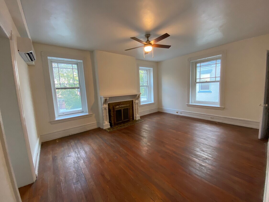 Primary Photo - 420 W School House Ln