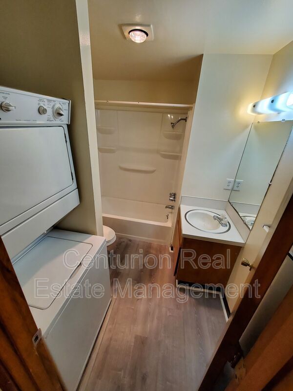Building Photo - 156 Manbrin Dr N