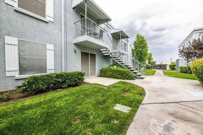 Building Photo - 2 Bedroom, 2 Bathroom Condo unit in a Gate...