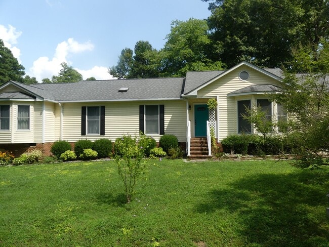Building Photo - 4 bedroom home with inlaw suite in down to...