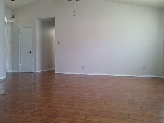 Large living room area - 3406 Larkspur Way