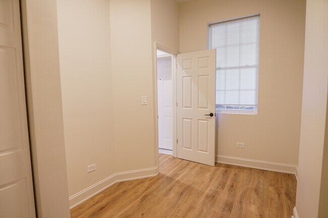 Foto del edificio - 6613 S Vernon Ave