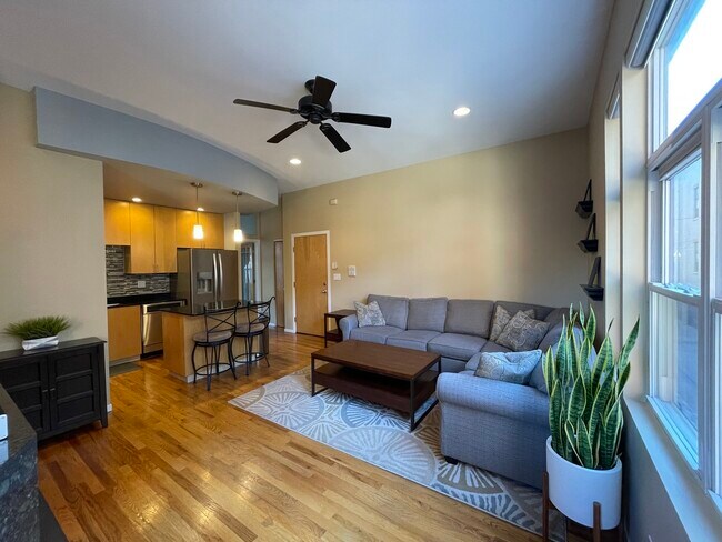 Foto del edificio - 2324 W Bloomingdale Ave