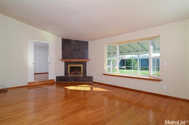 Living room with bay window - 1200 McClaren Dr