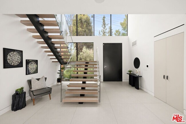 Building Photo - 2814 Roscomare Rd