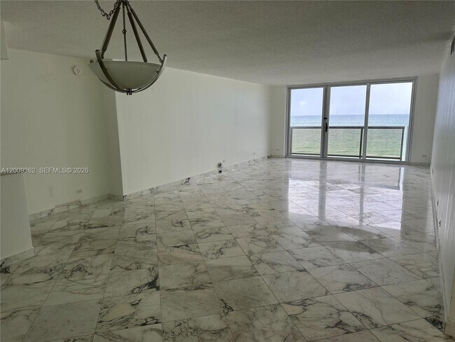 Foto del edificio - 6039 Collins Ave
