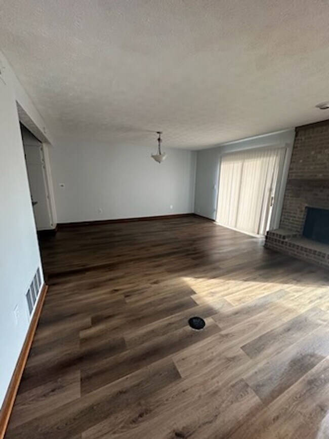 Foto del edificio - 1531 Stoneleigh Circle