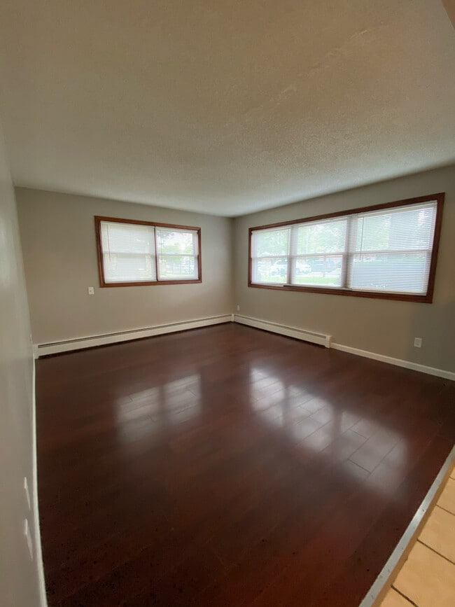 Building Photo - 310 N Larkin Ave