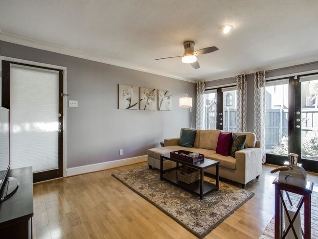 Building Photo - 5930 Sandhurst Ln
