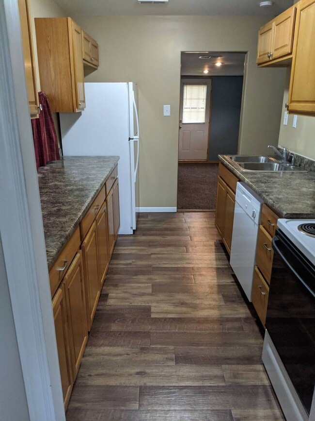 Building Photo - 3 Bedroom Duplex on the East Side of Terre...