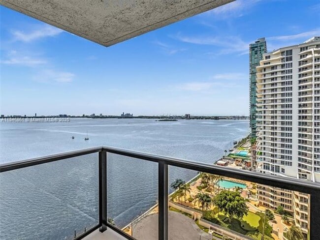 Foto del edificio - 600 NE 36th St