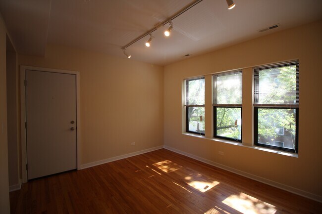 Building Photo - 2452 W Albion Ave