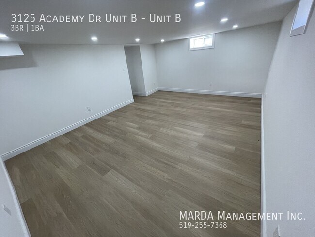 Photo du bâtiment - RENOVATED 3 BED/1 BATH LOWER UNIT +  HYDRO, 40% GAS & 40% WATER!