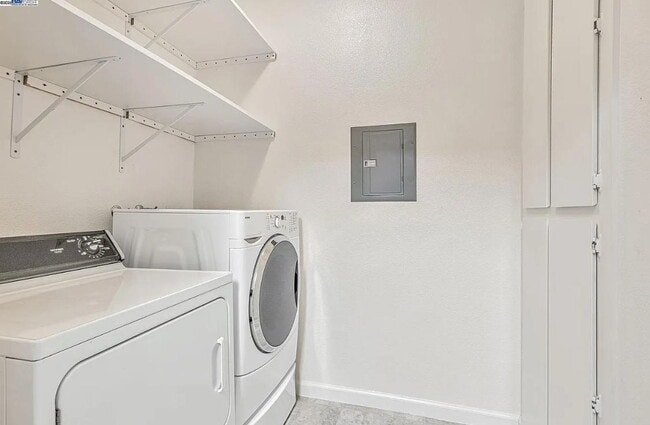 Foto del edificio - Beautiful & spacious 1 bedroom  updated condo with private patio and covered parking.