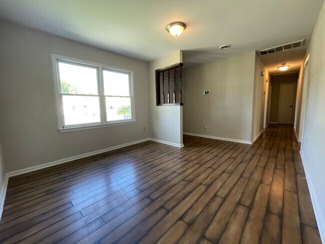 Building Photo - Rancher Home