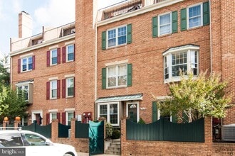 Building Photo - 760 N Vermont St