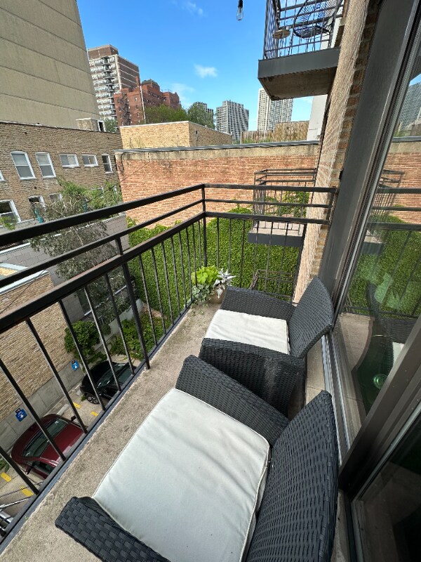 Building Photo - 512 W Wrightwood Ave