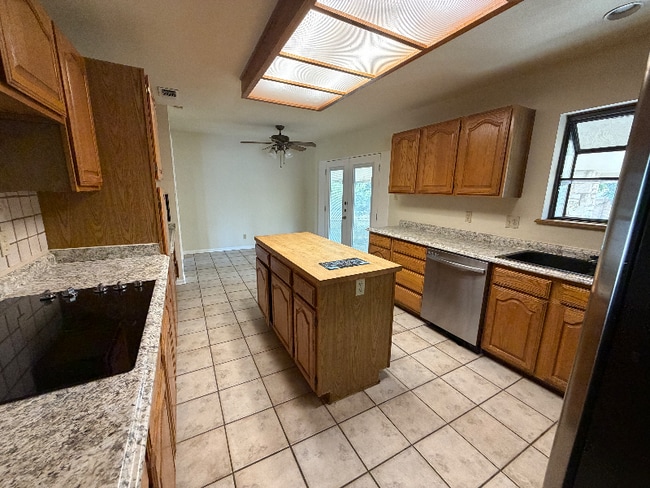 Building Photo - 1236 E Live Oak Rd
