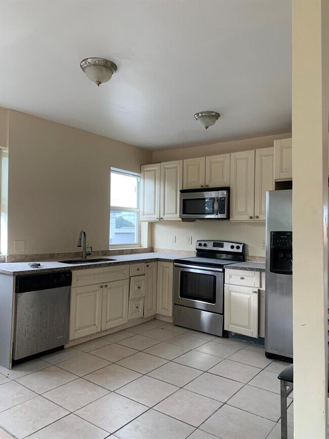 Building Photo - 1811 N Tamarind Ave
