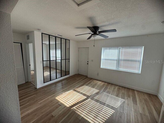 Foto del edificio - 905 N Center St
