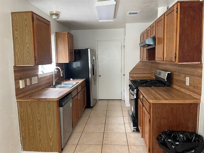 Building Photo - 10901 W Dogwood Dr