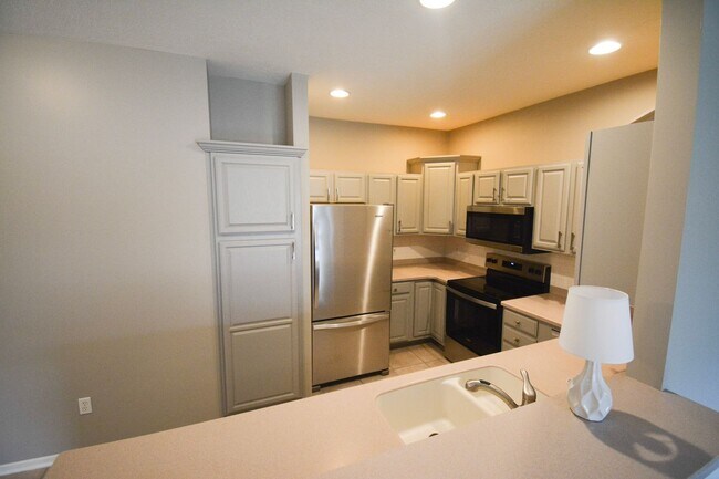 Foto del edificio - Spacious 2 Bed, 2 Bath Townhome with Attached Garage Available Now!