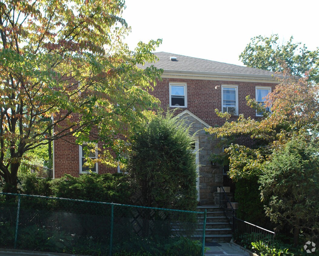 Building Photo - 8 Parkview Pl