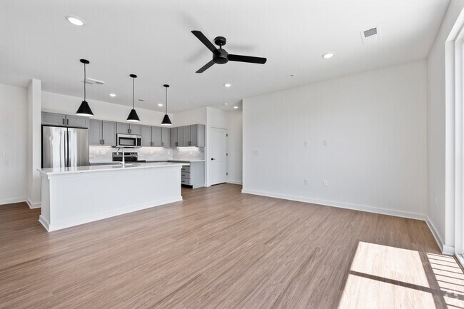 2 habitaciones, 2 baños - 1032 pies cuadrados - Sala de estar - West Row Lofts & Townhomes