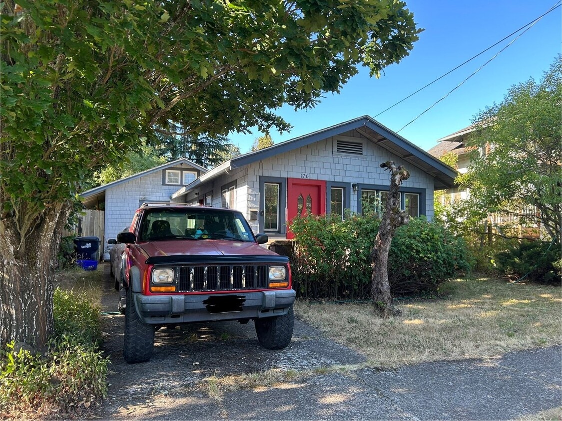 Building Photo - Campus House ~ 3 bed, 1 bath with Garden Area