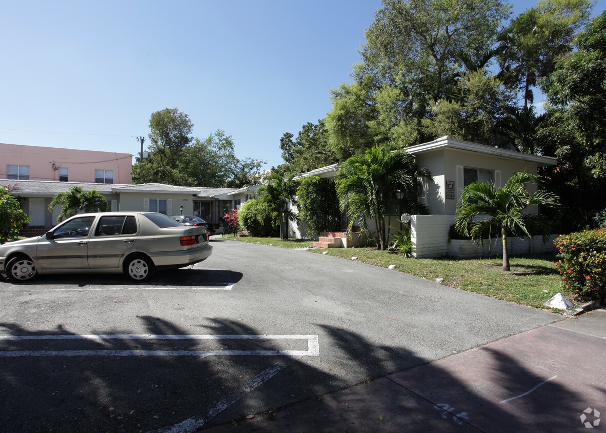 Building Photo - 214-218 Antiquera Ave
