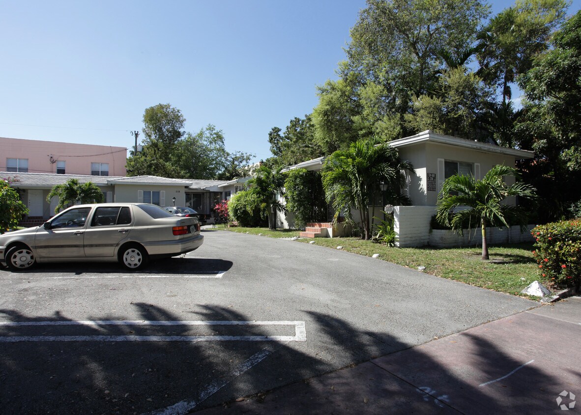 Foto del edificio - 214-218 Antiquera Ave