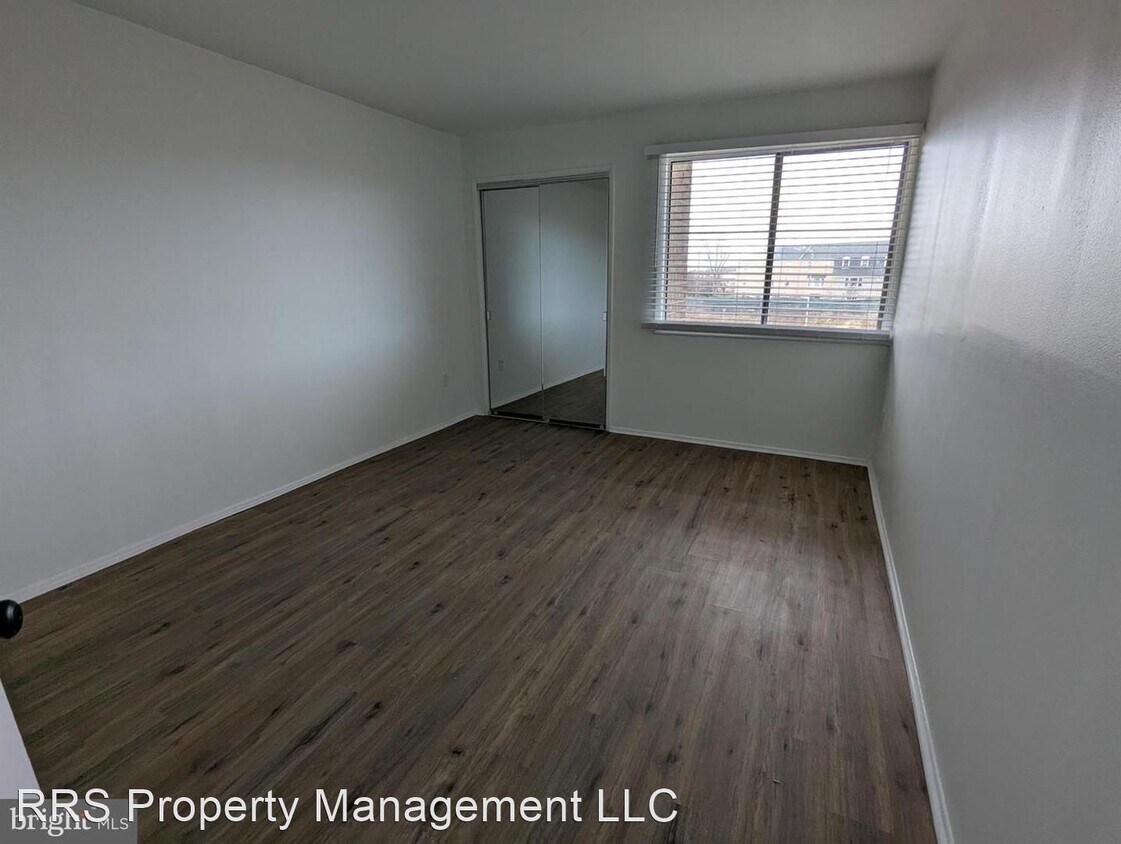 Foto del edificio - 2 br, 1 bath House - 7112 Donnell Pl  #D-3