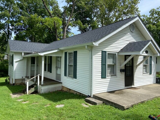 Building Photo - 523 S Swain Ave
