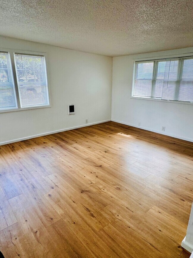 Foto del edificio - Charming Home w/Fenced Yard, Garage, W/D, Great Location, and More!