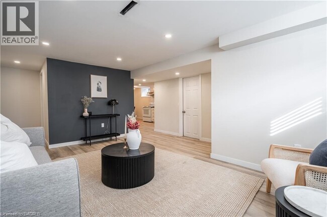 Building Photo - 98 Lynbrook Dr