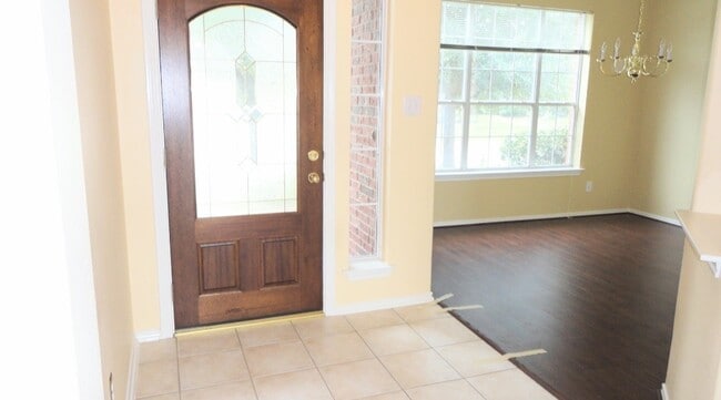 Building Photo - 2410 Ligustrum Flower Dr