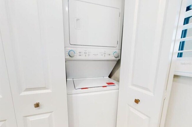 Foto del edificio - 454 Bouchelle Dr