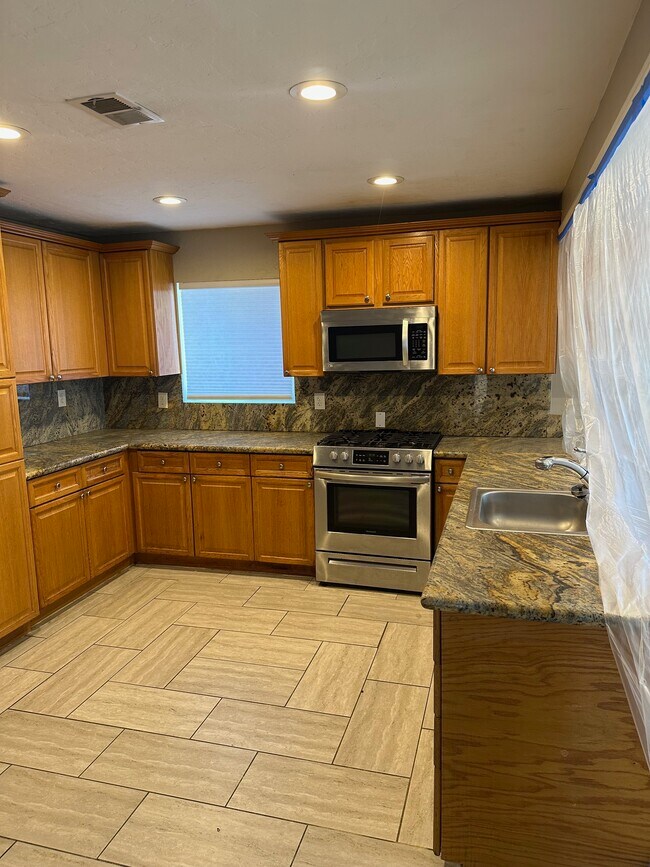 Cocina con barra para comer - 1845 Reed Ave