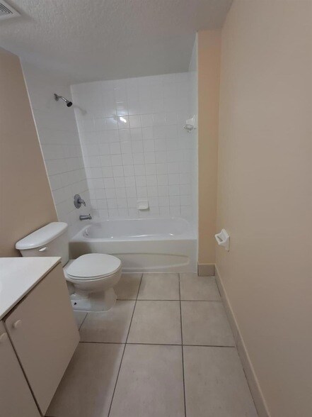 Foto del edificio - 1157 Golden Lakes Blvd