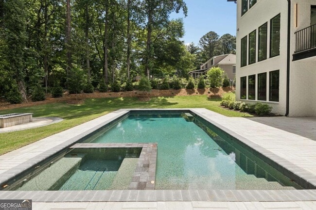 Building Photo - 1000 Clementstone Dr NE