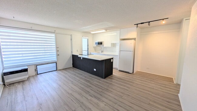 Beautifully Renovated 1/1/1 at Kalakaua Sands - Beautifully Renovated 1/1/1 at Kalakaua Sands Apartment