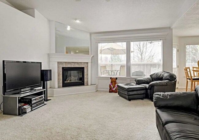Foto del edificio - Bristol Heights Beauty: Single-Level 3-Car Garage Home with Private Backyard
