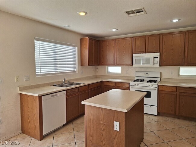 Building Photo - 1025 Jewel Springs Ln