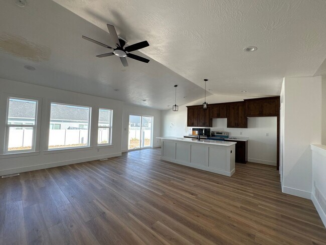 Building Photo - 503 Jeanine Dr